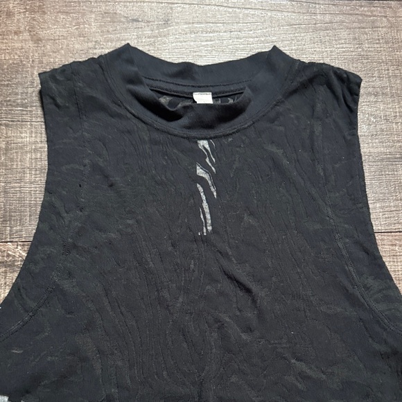 lululemon athletica Black Sleeveless Crop Top - Picture 2 of 8